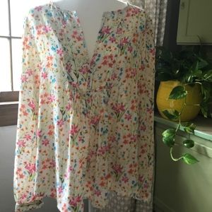 Beautiful NWT GAP XL floral V-neck blouse